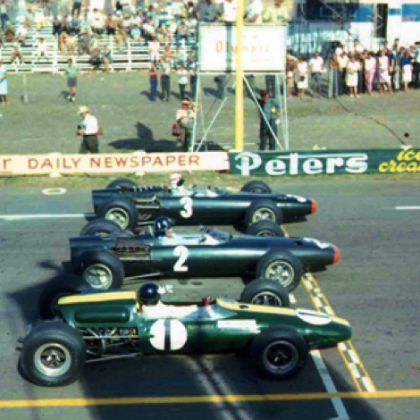 Départ à Longford aux côtés des 2 BRM de Graham Hill et Jackie Stewart Départ à Longford aux côtés des 2 BRM de Graham Hill et Jackie Stewart